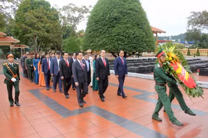 Đại biểu dâng hương tại Nghĩa trang liệt sĩ của tỉnh (thị trấn Phủ Thông, huyện Bạch Thông).