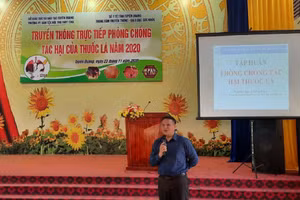 Đồng chí Vũ Chí Thành, Giám đốc Trung tâm trình bày tại chương trình tuyên truyền