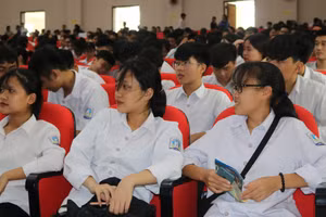 Học sinh tham dự chương trình giáo dục hướng nghiệp và tư vấn tuyển sinh của ĐH Thái Nguyên