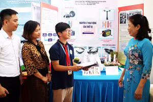 Học sinh tự tin, hào hứng trình bày dự án trong cuộc thi.