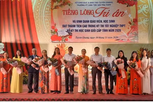 Những bó hoa tươi thắm tri ân các thầy cô giáo