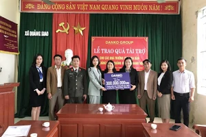 Đại diện Tập đoàn Danko trao tài trợ Quỹ học bổng Danko cho các nhà trường trên địa bàn xã Quảng Giao.