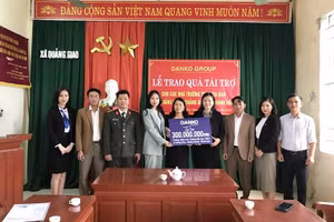 Đại diện Tập đoàn Danko trao tài trợ Quỹ học bổng Danko cho các nhà trường trên địa bàn xã Quảng Giao.