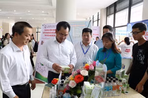 Đồng chí Trịnh Việt Hùng, Phó Bí thư Tỉnh ủy, Phó Chủ tịch Thường trực UBND tỉnh Thái Nguyên cùng các đại biểu tham quan gian trưng bày sản phẩm của các ý tưởng, dự án khởi nghiệp 