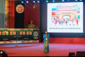Phần thi hùng biện ấn tượng đạt giải Nhất của cô giáo Ngô Thu Thủy (trường ĐH Sư phạm, ĐH Thái Nguyên)