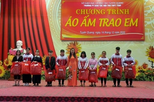 Chương trình "Áo ấm trao em" tại Trường phổ thông Dân tộc nội trú - THPT tỉnh Tuyên Quang.