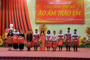 Chương trình "Áo ấm trao em" tại Trường phổ thông Dân tộc nội trú - THPT tỉnh Tuyên Quang.