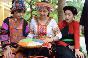 Cô và trò trường THCS Phan Thiết giới thiệu về món xôi ngũ sắc của dân tộc Tày 