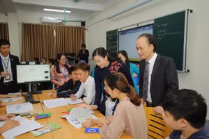 Bà Nguyễn Thanh Hải, Ủy viên Trung ương Đảng, Bí thư Tỉnh ủy, Trưởng đoàn ĐBQH tỉnh Thái Nguyên trò chuyện với sinh viên nhà trường 