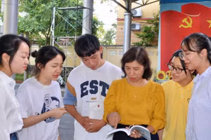 Cô, trò trường THPT Chuyên Tuyên Quang