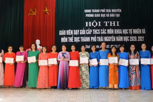 Bà Nguyễn Thị Quốc Hòa, Trưởng Phòng GD&ĐT TP Thái Nguyên trao quyết định công nhận danh hiệu giáo viên dạy giỏi.