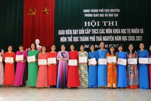 Bà Nguyễn Thị Quốc Hòa, Trưởng Phòng GD&ĐT TP Thái Nguyên trao quyết định công nhận danh hiệu giáo viên dạy giỏi.