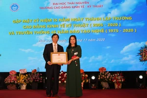 Đồng chí Lưu Thị Bích Đào, Trưởng ban Thi đua khen thưởng tỉnh Thái Nguyên tặng Bằng khen của UBND tỉnh cho nhà trường.