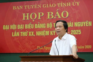 Đồng chí Lê Văn Tuấn, Trưởng Ban tuyên giáo Tỉnh ủy Thái Nguyên phát biểu tại cuộc họp báo