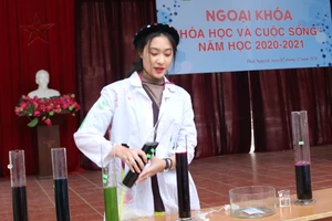 Học sinh thể hiện kĩ năng làm thí nghiệm qua các tiết mục “ảo thuật” hóa học