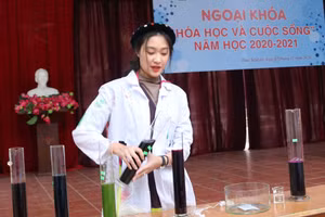 Học sinh thể hiện kĩ năng làm thí nghiệm qua các tiết mục “ảo thuật” hóa học