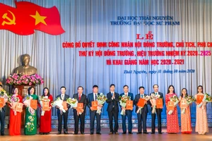 PGS.TS Trần Viết Khanh, Phó Giám đốc ĐH Thái Nguyên trao quyết định công nhận và tặng hoa chúc mừng các thành viên Hội đồng trường, Chủ tịch Hội đồng trường, Hiệu trưởng nhà trường