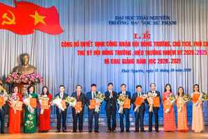 PGS.TS Trần Viết Khanh, Phó Giám đốc ĐH Thái Nguyên trao quyết định công nhận và tặng hoa chúc mừng các thành viên Hội đồng trường, Chủ tịch Hội đồng trường, Hiệu trưởng nhà trường