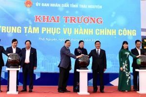 Đại diện VPCP và lãnh đạo tỉnh Thái Nguyên bấm nút khai trương Trung tâm.