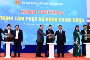 Đại diện VPCP và lãnh đạo tỉnh Thái Nguyên bấm nút khai trương Trung tâm.