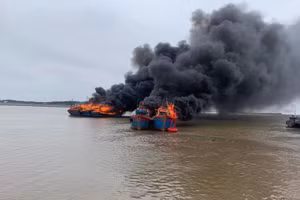 Cháy 6 tàu cá neo đậu tại cống Cồn Vinh - Nam Định