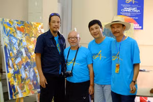 Họa sĩ Trần Lưu Mỹ (ngoài cùng bên trái).