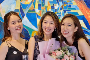 Ba nữ hoạ sĩ - từ trái qua: Hương Giang Hoàng, Ly Trần, Vương Linh.