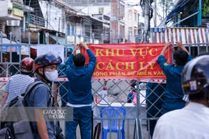 Lực lượng chức năng đang thực hiện phong toả.