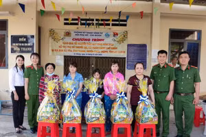 Đại diện Chi đoàn Phòng Kỹ thuật hình sự tặng quà Tết đến chị em phụ nữ khuyết tật, có hoàn cảnh khó khăn.