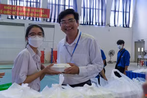 Ông Trần Thanh Bình, Giám đốc Sở GD&ĐT TP Cần Thơ động viên và phát cơm trưa cho thí sinh tại điểm thi THPT Bùi Hữu Nghĩa.