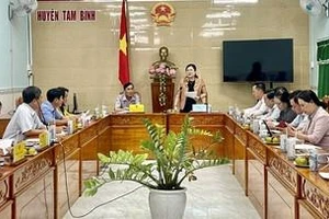 Đoàn đại biểu Quốc hội Vĩnh Long làm việc với UBND huyện Tam Bình.