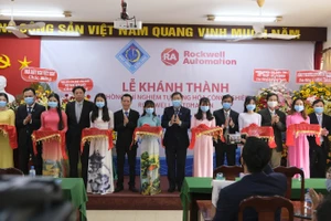 Đại diện Trường Đại học Cần Thơ và các đơn vị cắt băng khánh thành.