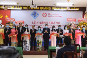 Đại diện Trường Đại học Cần Thơ và các đơn vị cắt băng khánh thành.