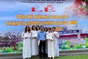 Thầy và trò trong lễ tri ân trưởng thành.