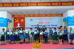 Lãnh đạo ngành GD quận Ninh Kiều tặng quà cho học sinh tham dự hội thi.
