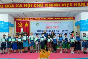 Lãnh đạo ngành GD quận Ninh Kiều tặng quà cho học sinh tham dự hội thi.