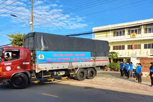 Chuyến xe nghĩa tình đưa hàng hóa, nhu yếu phẩm hỗ trợ cho người dân Trà Vinh ở TP.HCM gặp khó khăn do dịch (Tuyên giáo tỉnh Trà Vinh).