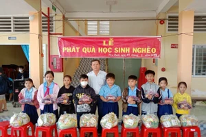 Trường tiểu học Phú Quới C tặng quà cho học trò.