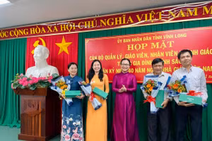 Bà Nguyễn Thị Quyên Thanh, Phó Chủ tịch UBND tỉnh Vĩnh Long thăm hỏi tặng quà các cán bộ quản lý, giáo viên, nhân viên thuộc gia đình chính sách.