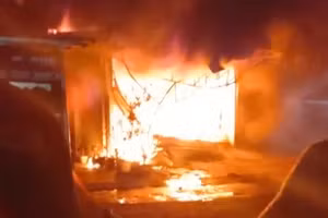 Hình ảnh ngôi nhà giáo viên bị cháy (ảnh cắt từ clip)