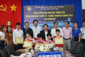 Ông Tạ Ngọc Trí, Phó Vụ trưởng Vụ Giáo dục Tiểu học, Bộ GD&ĐT (giữa) tham dự tại buổi lễ.