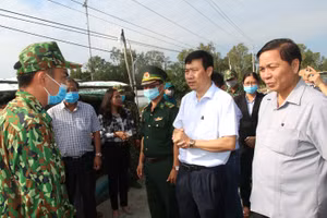 lãnh đạo UBND tỉnh thăm hỏi chiến sĩ làm nhiệm vụ (ảnh CTTĐT Đồng Tháp cung cấp).