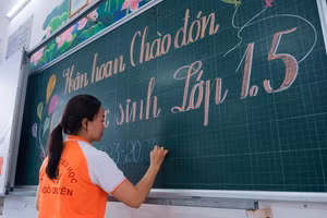 Thầy cô tất bật chuẩn bị trường lớp đón học sinh trở lại trường.