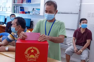 Bệnh nhân điều trị nội trú tại Bệnh viện Đa khoa Trung ương Cần Thơ bỏ phiếu tại bệnh viện.