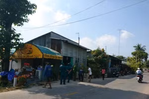 Lực lượng chức năng đến hỗ trợ tại hiện trường sạt lở (ảnh CTTĐT An Giang).