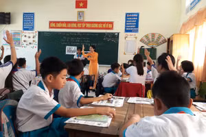 Cô Huỳnh Kim Hương và học sinh trong giờ học tiếng Anh tại Trường tiểu học Nhơn Nghĩa 1, huyện Phong Điền (TP Cần Thơ)