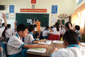 Cô Huỳnh Kim Hương và học sinh trong giờ học tiếng Anh tại Trường tiểu học Nhơn Nghĩa 1, huyện Phong Điền (TP Cần Thơ)