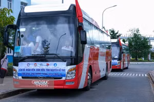 Đoàn xe chở sinh viên Trường ĐH Y dược Cần Thơ tiếp tục lên đường chi viện tỉnh Vĩnh Long.