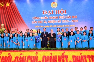Ban Chấp hành LĐLĐ TP Cần Thơ nhiệm kỳ 2023-2028 ra mắt đại hội và chụp ảnh lưu niệm cùng lãnh đạo Tổng LĐLĐ Việt Nam, lãnh đạo Thành ủy Cần Thơ. Ảnh: Đạt Phan