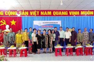 Trao tặng 100 phần quà trong Chương trình “Triệu phần quà san sẻ yêu thương” cho phụ nữ khó khăn thị trấn Óc Eo (huyện Thoại Sơn, tỉnh An Giang).